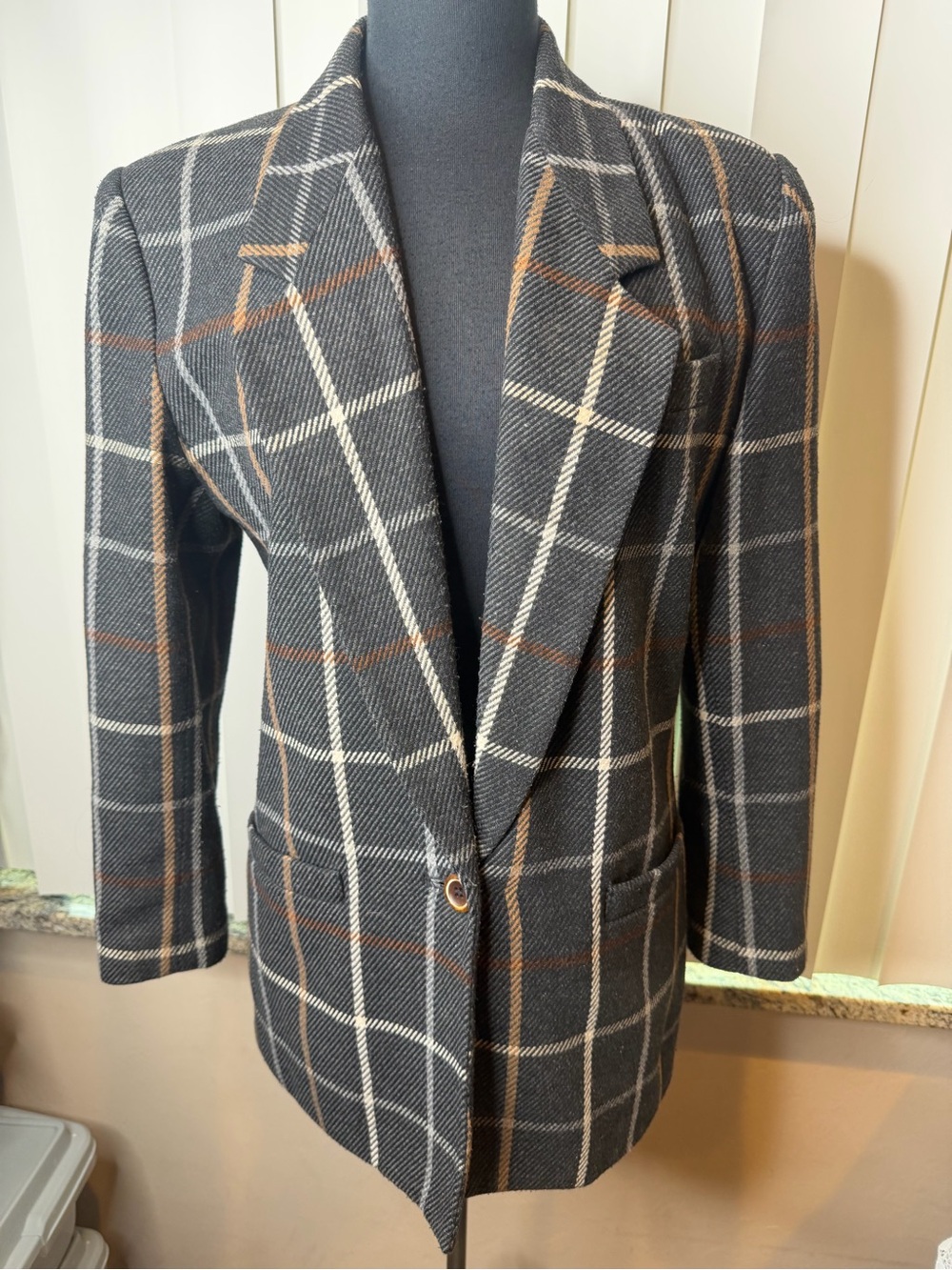 Vintage Sasson boxy gray wool plaid pattern  padded shoulders Size 10/11